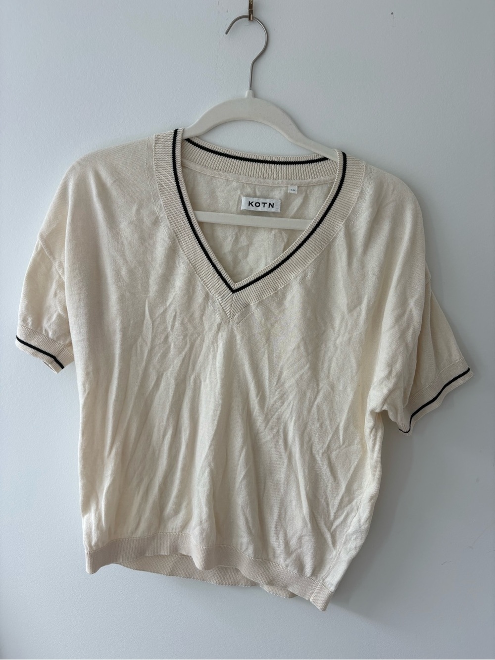 KOHN LG Women’s Cream V-Neck Short Sleeve Sweater Tee with Black Trim